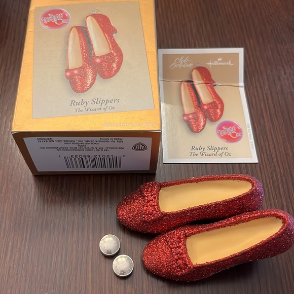 2005, Hallmark, The Wizard of Oz, Ruby Slippers ornament. - Picture 4 of 5